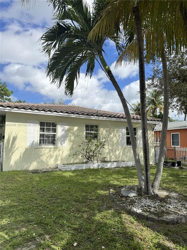 2051-2055 NE 167th St in North Miami Beach, FL - Building Photo - Building Photo