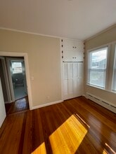 24 Sharp St in Dartmouth, MA - Foto de edificio - Building Photo