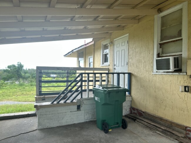 613 N Dixie Ave, Unit A in Fruitland Park, FL - Foto de edificio - Building Photo