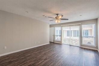 4418 Lost Spring Dr in Houston, TX - Foto de edificio - Building Photo