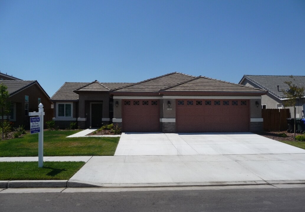 1407 W Burgundy Ct in Hanford, CA - Building Photo