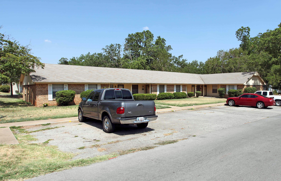 528 S 12th St in Chickasha, OK - Building Photo