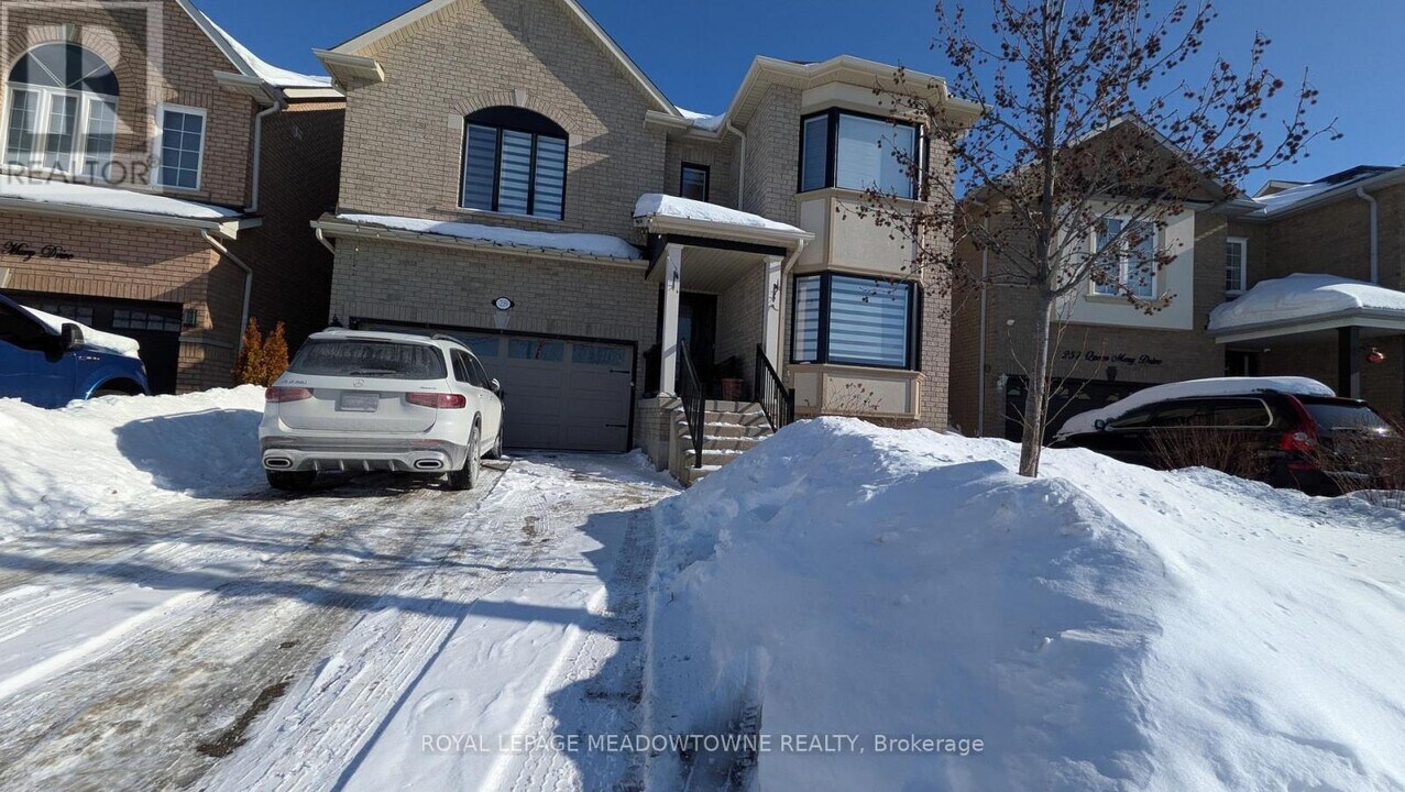 259 Queen Mary Dr in Brampton, ON - Building Photo