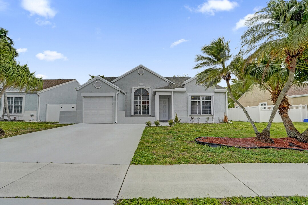 8467 Dynasty Dr in Boca Raton, FL - Building Photo