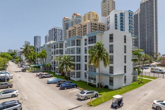 Avila Condominium in Sunny Isles Beach, FL - Building Photo - Building Photo