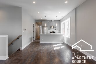 3135 N Oakley Ave, Unit 2 in Chicago, IL - Building Photo - Building Photo