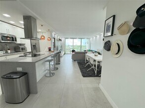 9500 W Bay Harbor Dr, Unit 6 in Bay Harbor Islands, FL - Building Photo - Building Photo