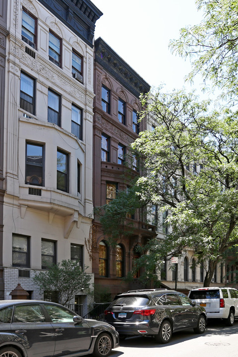 114 W 75th St in New York, NY - Building Photo