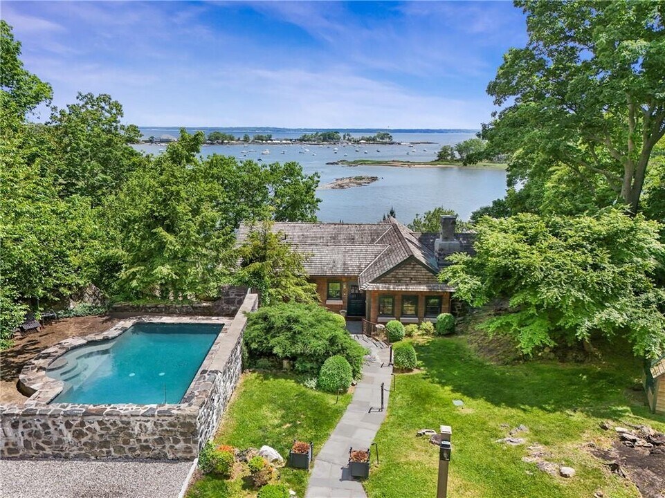 2 Lane Way in Rye, NY - Building Photo