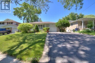 6 Bellbury Crescent in Toronto, ON - Building Photo - Building Photo