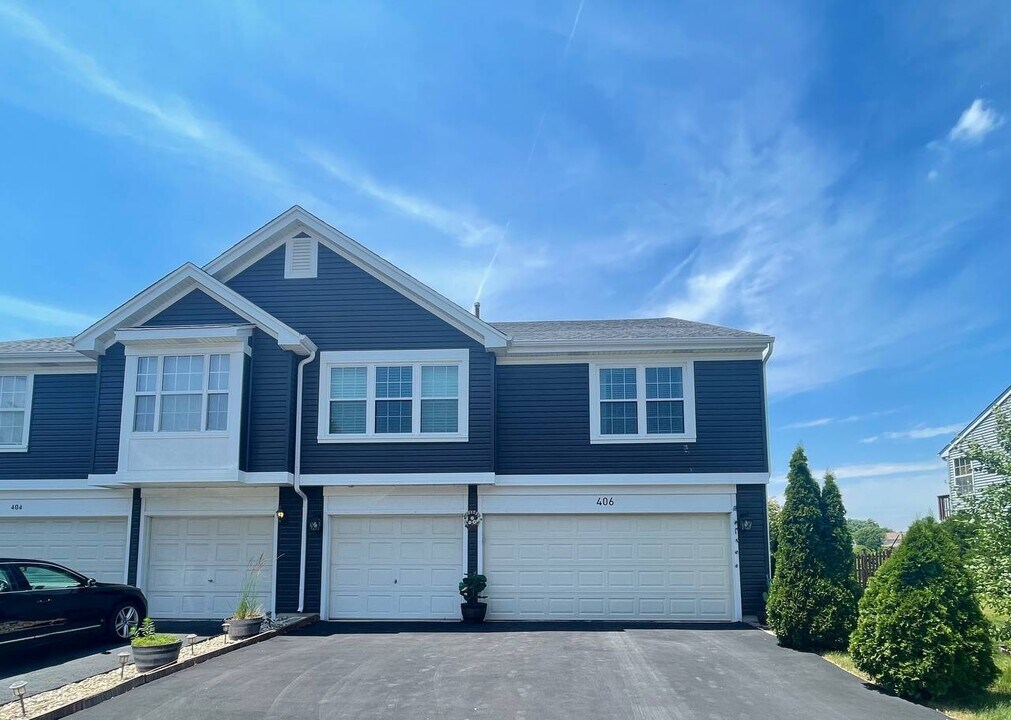 406 Gloria Ln in Oswego, IL - Building Photo