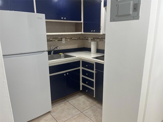 2001 S Ocean Dr, Unit 1 in Hallandale Beach, FL - Building Photo - Building Photo