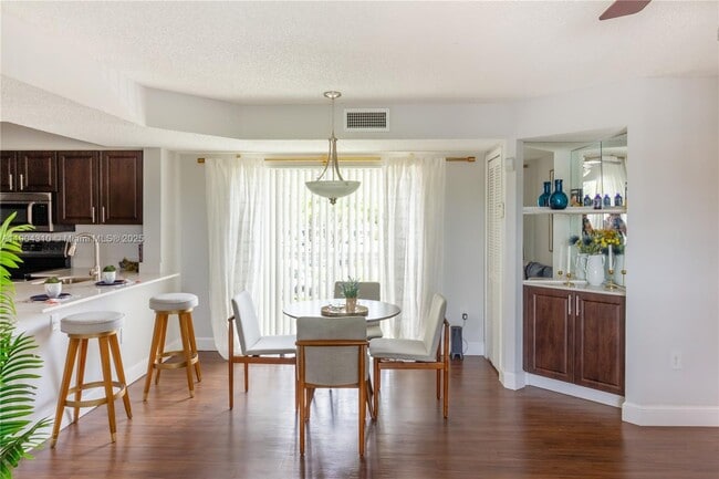 17200 NW 64th Ave in Hialeah, FL - Building Photo - Building Photo