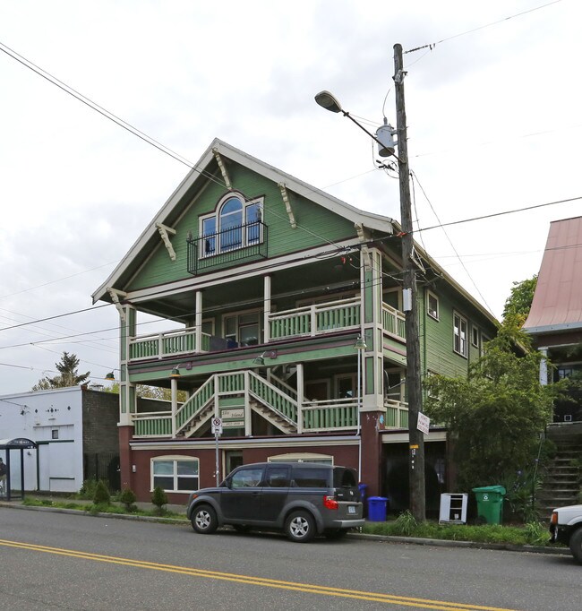 Ellis Island Apartments in Portland, OR - Building Photo - Building Photo