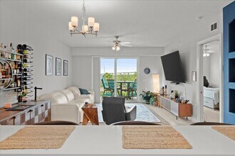 6 Riverwalk Drive in New Smyrna Beach, FL - Foto de edificio - Building Photo