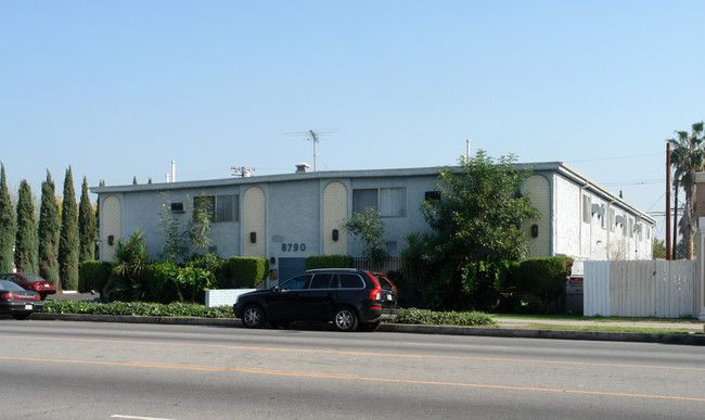 8790 Van Nuys Blvd in Panorama City, CA - Foto de edificio - Building Photo