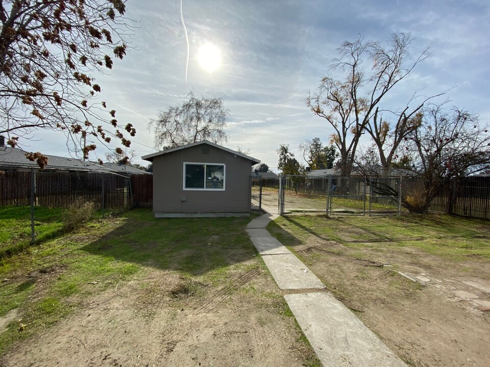 301 W Braden Ave in Hanford, CA - Building Photo