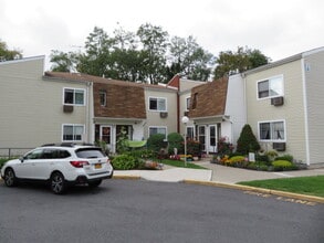 Middlewood Apartments in Nanuet, NY - Building Photo - Building Photo