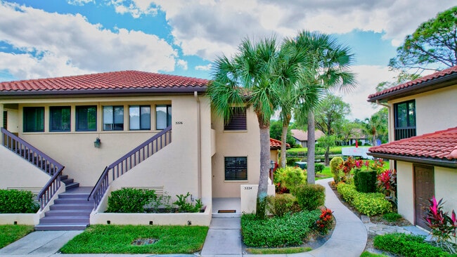 5224 Lake Village Dr, Unit 5224 Lake Village Drive in Sarasota, FL - Foto de edificio - Building Photo