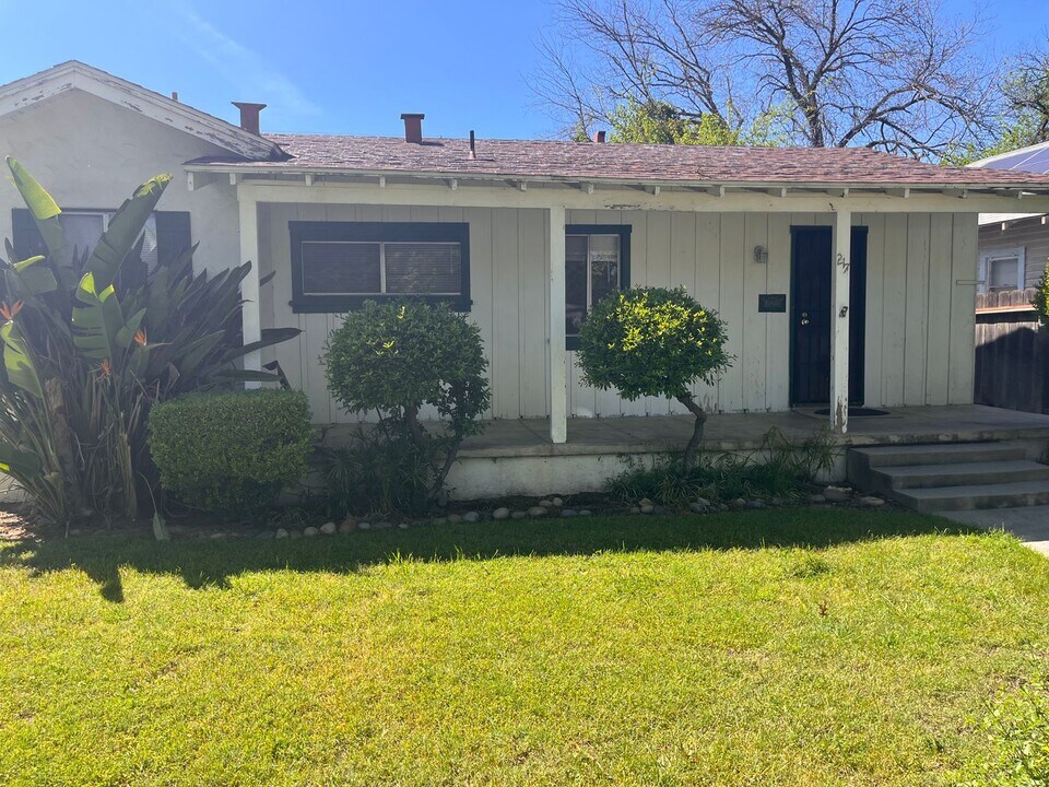217 Olive Ave in Modesto, CA - Building Photo