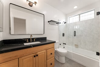 1608 S Bentley Ave in Los Angeles, CA - Foto de edificio - Building Photo