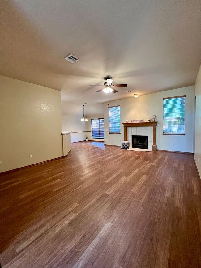2216 SE 5th St in Moore, OK - Foto de edificio - Building Photo