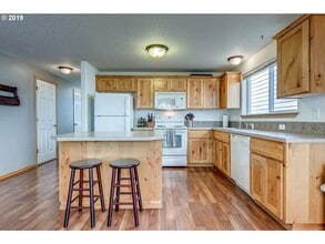 422 Donna Dr in Newberg, OR - Building Photo - Building Photo