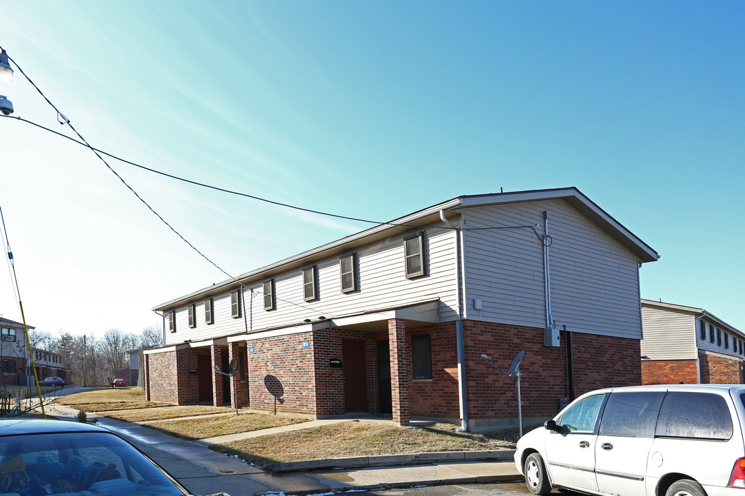 Oakwood Estates in Alton, IL - Building Photo