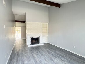 7404 Stockdale Hwy in Bakersfield, CA - Building Photo - Building Photo