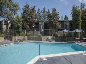 Valley Ridge Apartment Homes in Martinez, CA - Foto de edificio - Building Photo