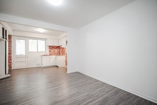 2555 Rue des Ormeaux in Montréal, QC - Building Photo