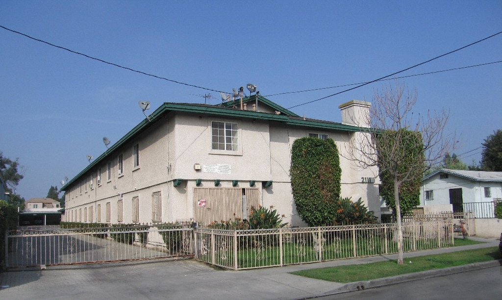 2111 E 122nd St in Compton, CA - Building Photo