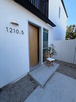1210 1/2 Manzanita St in Los Angeles, CA - Building Photo