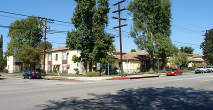 Whitsett Garden Apartments in Valley Village, CA - Building Photo - Building Photo