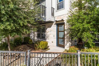 2104 N Saint Marys St in San Antonio, TX - Building Photo - Building Photo