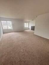 8750 Harrison Ave, Unit 213 in Munster, IN - Foto de edificio - Building Photo