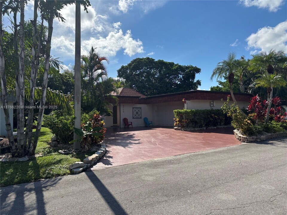5115 Yellow Pine Ln in Tamarac, FL - Building Photo