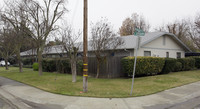 351 S Jefferson St in Dixon, CA - Foto de edificio - Building Photo