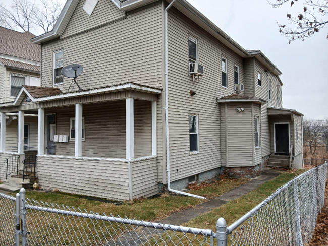 27 Richards St in Worcester, MA - Building Photo - Building Photo