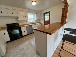 2557 Ivyglen St in Pittsburgh, PA - Building Photo - Building Photo