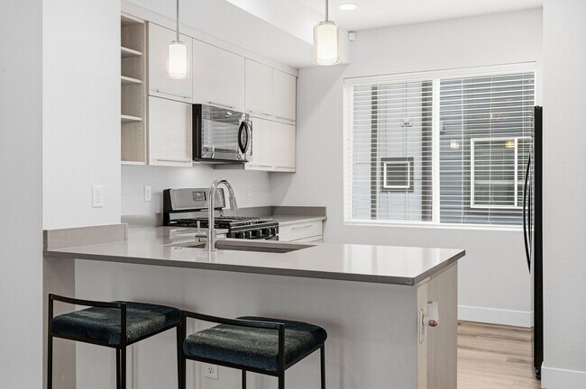 5528 W 10th Pl in Lakewood, CO - Foto de edificio - Building Photo