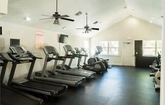 8343 Lake Dr in Doral, FL - Building Photo