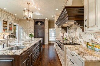 2744 SW Sherwood Dr in Portland, OR - Building Photo - Building Photo