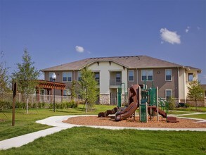 Tierra Pointe in Karnes City, TX - Foto de edificio - Building Photo