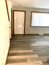 821-823-823 Warbler Ln in Neenah, WI - Foto de edificio - Building Photo