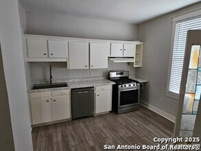 1022 W Gramercy Pl in San Antonio, TX - Building Photo - Building Photo