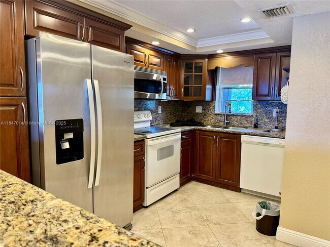 3100 W Rolling Hills Cir in Davie, FL - Building Photo - Building Photo