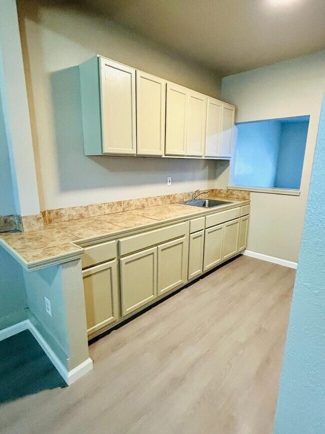 573 N Minaret Ave in Turlock, CA - Foto de edificio - Building Photo