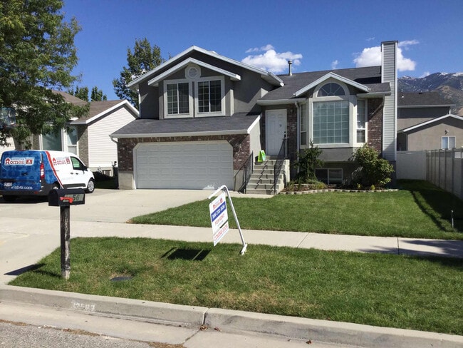 property at 12563 S Stonebridge Cir