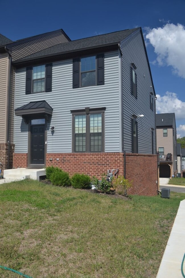 1015 Rampart Dr
